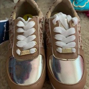 Girls size 1 tennis shoe